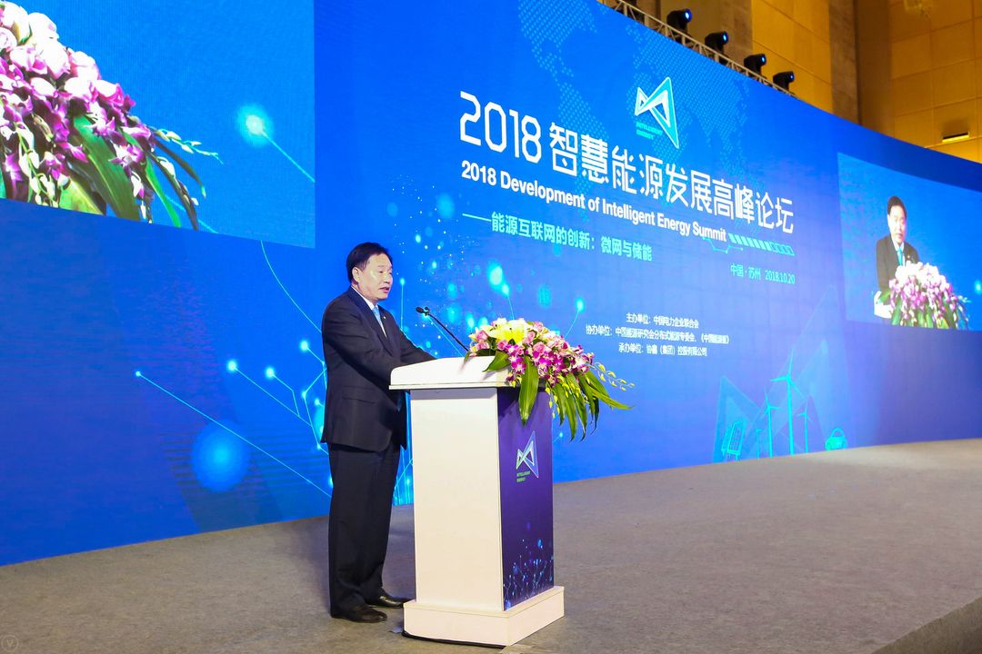                        協(xié)鑫集團(tuán)董事長(zhǎng)朱共山在“2018智慧能源發(fā)展高峰論壇”上表示，當(dāng)前全球新能源技術(shù)發(fā)展進(jìn)入了快車道，風(fēng)能、太陽能到2019年就基本不再依賴國(guó)家補(bǔ)貼，主要是協(xié)鑫等光伏龍頭全產(chǎn)業(yè)鏈技術(shù)進(jìn)步降本貢獻(xiàn)。他同時(shí)指出，儲(chǔ)能的時(shí)代馬上到來，未來碎片化、移動(dòng)的能源將通過物聯(lián)網(wǎng)技術(shù)連接在一起，變得充滿智慧