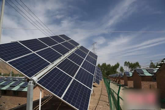                                         
	　　記者20日從中國(guó)國(guó)家電網(wǎng)青海省電力公司獲悉，該省首個(gè)光儲(chǔ)污水處理項(xiàng)目落地海東市互助土族自治縣班彥村，這也是青海省美麗鄉(xiāng)村建設(shè)第一座污水處理示范項(xiàng)目。

	　　青海省互助土族自治縣是中國(guó)唯一的土族自治縣，此間總?cè)丝谟?0萬(wàn)人，土族占到總?cè)丝诘?7%左右