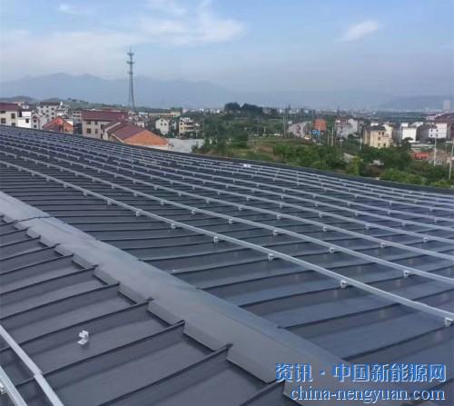                                                                                                                                                                     
	　　悶熱已醞釀多日，毫無(wú)征兆的夏雨傾盆而落，灑在南湖。柔美多姿的燈光，氤氳的湖面，跳躍的雨花，“這樣的南湖多美啊!四十前，電可是‘稀罕物’，現(xiàn)