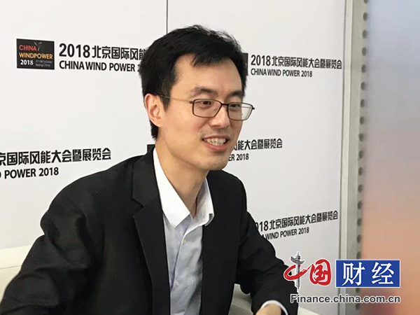 　　“今年，‘三北’風(fēng)電處于復(fù)蘇期，海上風(fēng)電處于爆發(fā)期，分布式風(fēng)電處于萌芽期。”在2018北京國際風(fēng)能大會(huì)期間，遠(yuǎn)景智能智慧風(fēng)場軟件產(chǎn)品總監(jiān)趙清聲在接受包括中國網(wǎng)財(cái)經(jīng)在內(nèi)的媒體采訪時(shí)表示