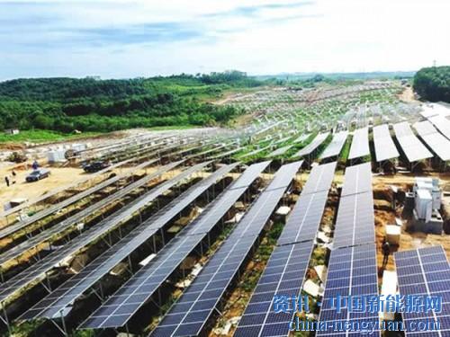                                                                                                                                                                     
	　　“我們每天都來(lái)這里務(wù)工，既拿到了工資，每天還能看到我們的扶貧產(chǎn)業(yè)越做越大。”在海南省白沙黎族自治縣邦溪鎮(zhèn)的隆基20MW生態(tài)農(nóng)業(yè)光伏發(fā)電扶貧基地里，貧困