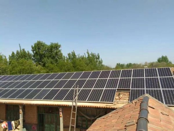                                         
	　　10月1日的清晨，看到谷陽電力張鵬龍凌晨推送的《包工頭日記|手里有什么就用什么，與及我近期關(guān)于戶用531的思考》（簡稱“思考”），聯(lián)想到前兩天讀的《陳春花：為什么每一個海底撈人都是自我管理者》（簡稱“管理者”），讓老紅對“大型光伏加工企業(yè)天然不具有開發(fā)戶用光伏基因”的質(zhì)疑，終于有了新的認知。

	

	　　2016年開始，大型地面光伏電站市場機會的