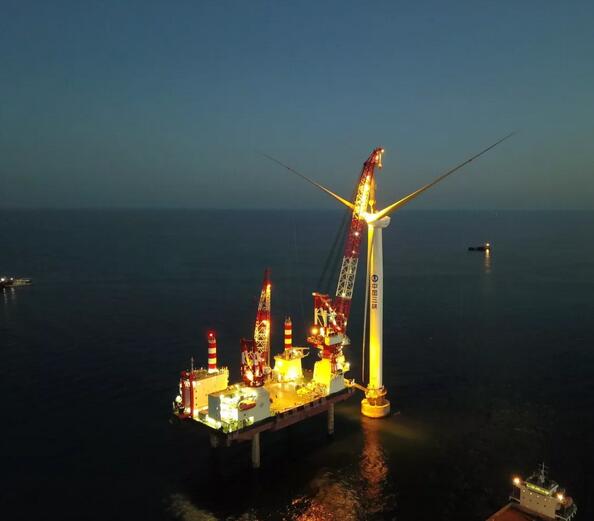                        三峽新能源大連莊河Ⅲ（300兆瓦）海上風電項目首臺6.45兆瓦風機吊裝歷時7天，于10月18日17時18分順利吊裝成功。為項目盡早并網(wǎng)發(fā)電以及助推國產(chǎn)6.45兆瓦機組批量化商業(yè)投運奠定了堅實基礎