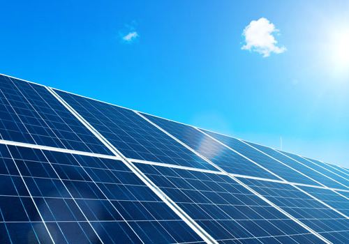 2018首屆中國光伏產(chǎn)業(yè)領(lǐng)跑論壇20日在泗洪啟幕。本次論壇以“領(lǐng)跑·創(chuàng)變·賦能”為主題，來自國家主管部門領(lǐng)導、光伏行業(yè)頂級專家、領(lǐng)軍企業(yè)家、業(yè)界權(quán)威機構(gòu)以及行業(yè)精英等400余位嘉賓齊聚泗洪，共同探討全球光伏發(fā)展新趨勢