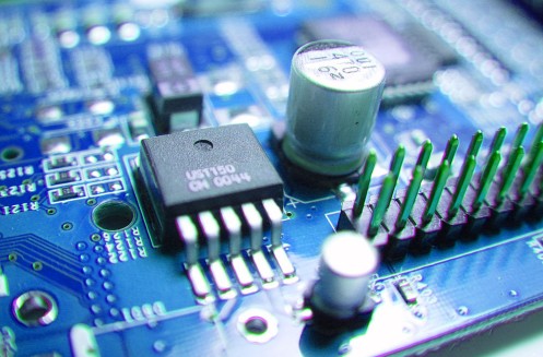 　　【中國(guó)儀表網(wǎng) 儀表上游】集成電路(integratedcircuit)是一種微型電子器件或部件。采用一定的工藝，把一個(gè)電路中所需的晶體管、電阻、電容和電感等元件及布線互連一起，制作在一小塊或幾小塊半導(dǎo)體晶片或介質(zhì)基片上，然后封裝在一個(gè)管殼內(nèi)，成為具有所需電路功能的微型結(jié)構(gòu)；其中所有元件在結(jié)構(gòu)上已組成一個(gè)整體，使電子元件向著微小型化、低功耗、智能化和高可靠性方面邁進(jìn)了一大步