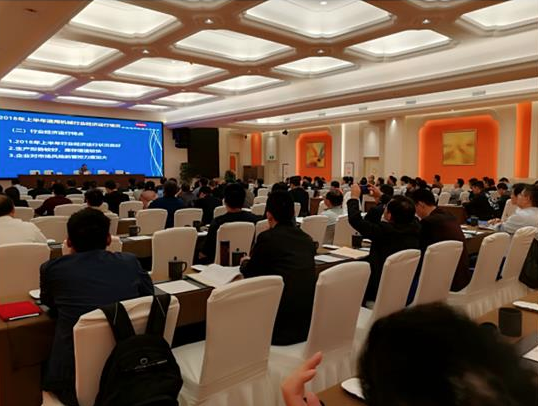 　　【中國(guó)儀表網(wǎng) 儀表會(huì)議】由江蘇省閥門(mén)工業(yè)協(xié)會(huì)和江蘇省特種閥門(mén)工程技研中心聯(lián)合于10月19日在江蘇常州舉辦“江蘇閥協(xié)暨江蘇省特種閥門(mén)工程技研中心學(xué)術(shù)研討和行業(yè)發(fā)展論壇”，會(huì)上由10名領(lǐng)導(dǎo)、專(zhuān)家或技術(shù)總工進(jìn)行學(xué)術(shù)交流和論壇講座，并參觀學(xué)習(xí)了江蘇蘭陵化工集團(tuán)有限公司的現(xiàn)場(chǎng)管理。  　　此次論壇是江蘇閥協(xié)6月?lián)Q屆后一次大型活動(dòng)，會(huì)議主要圍繞“創(chuàng)新發(fā)展、質(zhì)量提升為主題,圍繞閥門(mén)新結(jié)構(gòu)、新材料、新工藝的研發(fā)與應(yīng)用為目標(biāo)”及智能化、高端化、市場(chǎng)化、