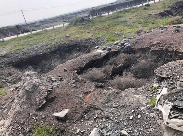 走出銀川機(jī)場的那一刻，筆者不由得捂住了口鼻——空氣中的煙塵味道實(shí)在難以忍受。接機(jī)的司機(jī)馬師傅是銀川本地人，看著我們匆忙戴口罩的動(dòng)作，臉上露出洞察一切的神秘笑容：“沒用的，一天下來，口罩就全黑了?！? onError=